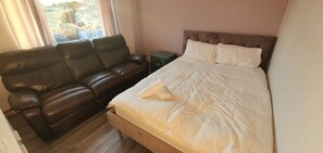 4 slaapkamers, een strijkplank/strijkijzer, wifi