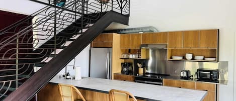 Refrigerador, microondas, horno y parrilla de estufa