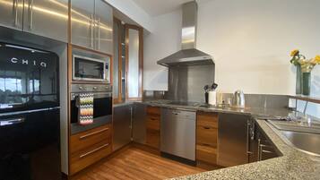 Réfrigérateur, micro-ondes, four, plaque de cuisson