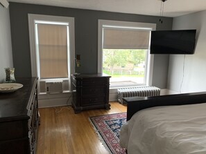 3 bedrooms, desk, travel cot, WiFi