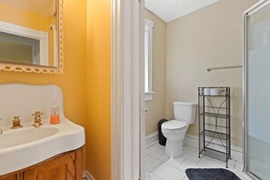 Combined shower/bathtub, hair dryer, towels, soap