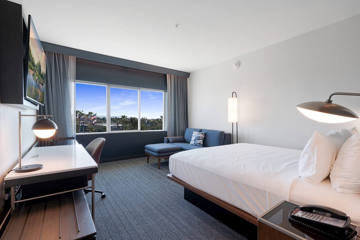Premium bedding, in-room safe, desk, laptop workspace