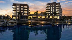 A marina with boats docked, a bridge, and modern buildings with balconies. - Courtyard by Marriott Marina del Rey (Marina del Rey)