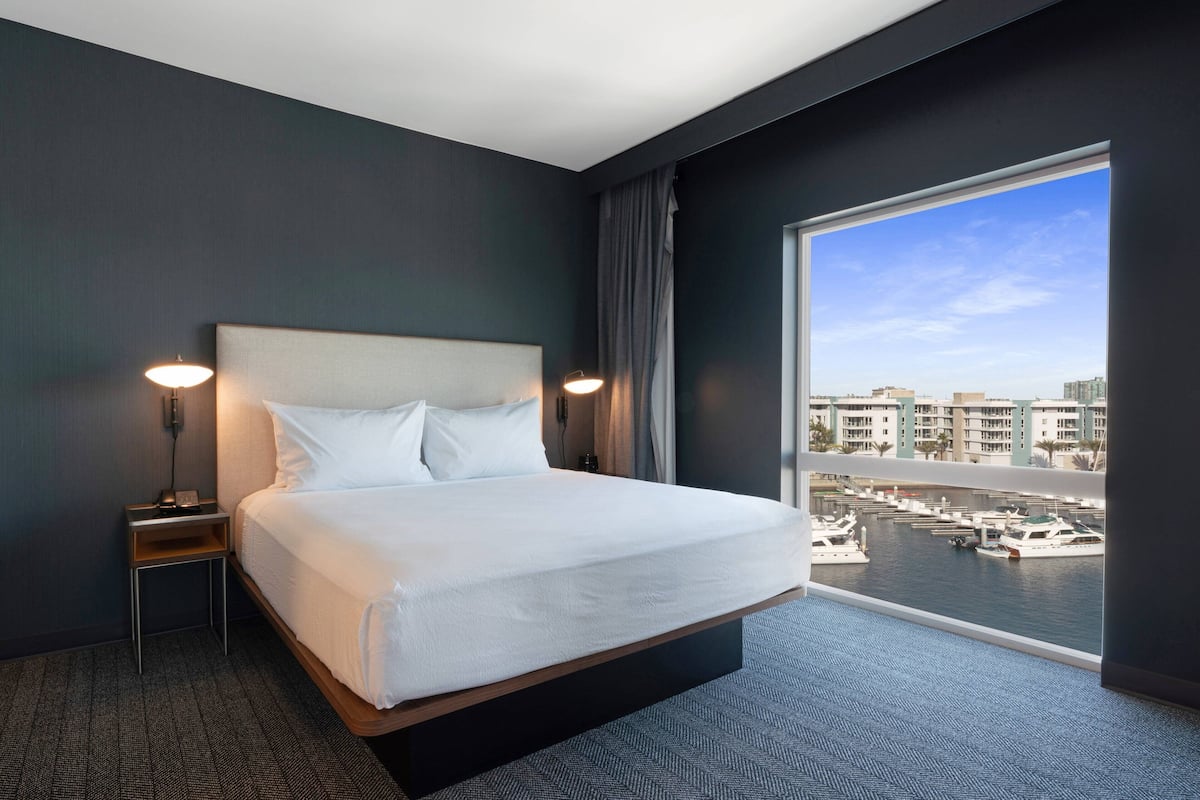 Premium bedding, in-room safe, desk, laptop workspace
