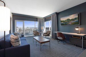 Ropa de cama de alta calidad y caja de seguridad en la habitación 