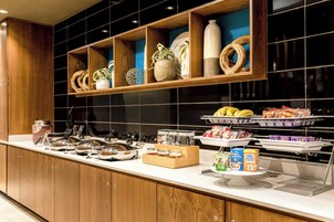 Café da manhã com buffet grátis todos os dias