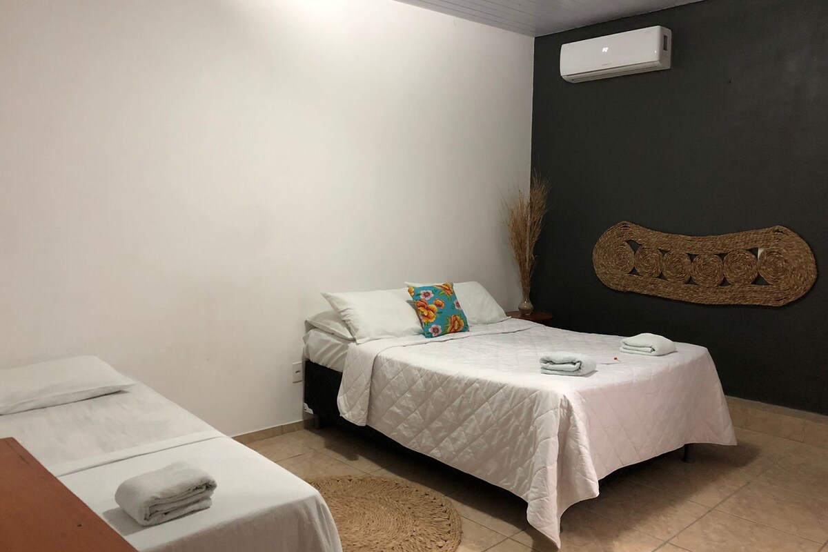 Frigobar, roupa de cama
