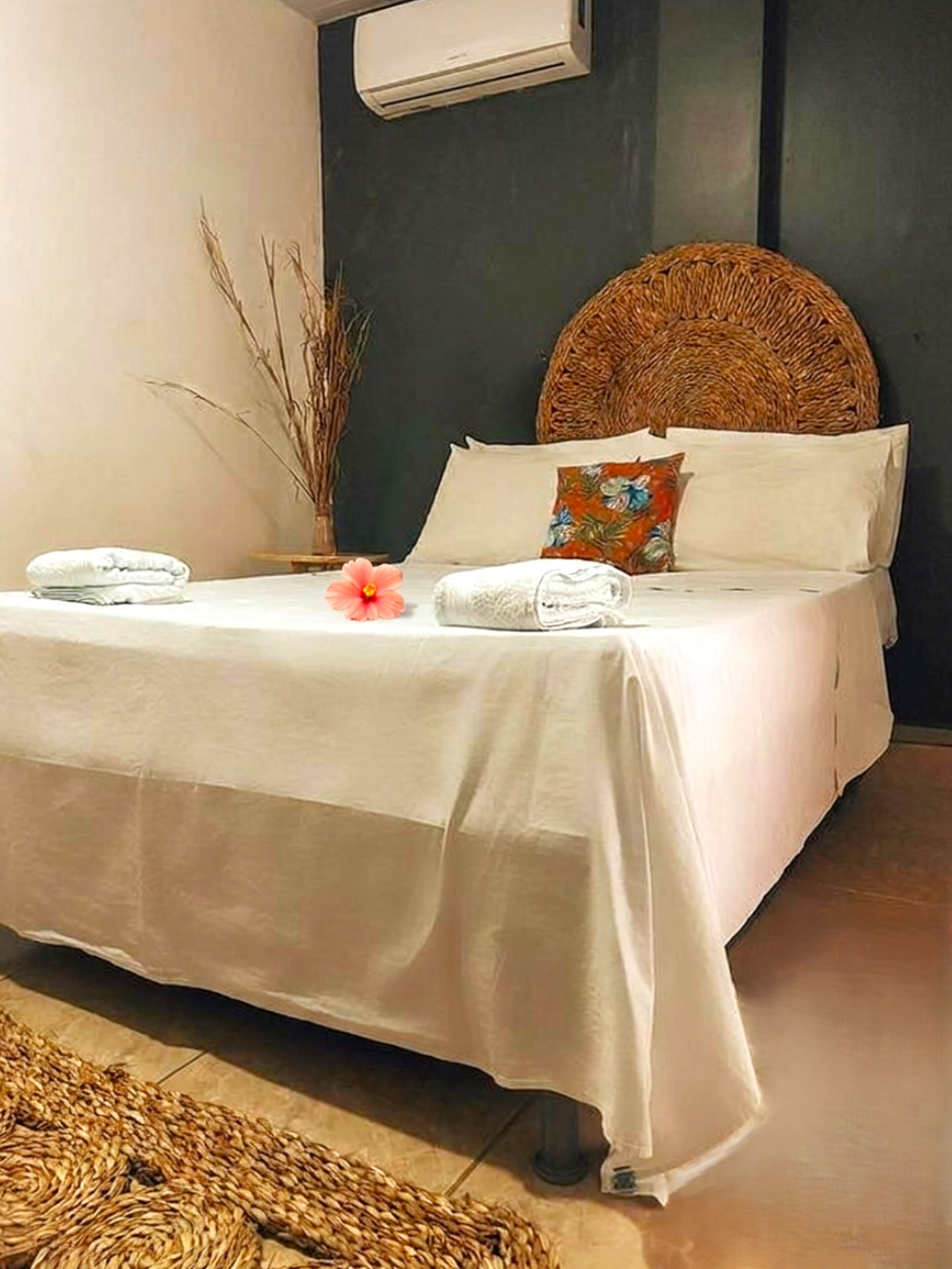 Habitación triple estándar | Minibar y ropa de cama