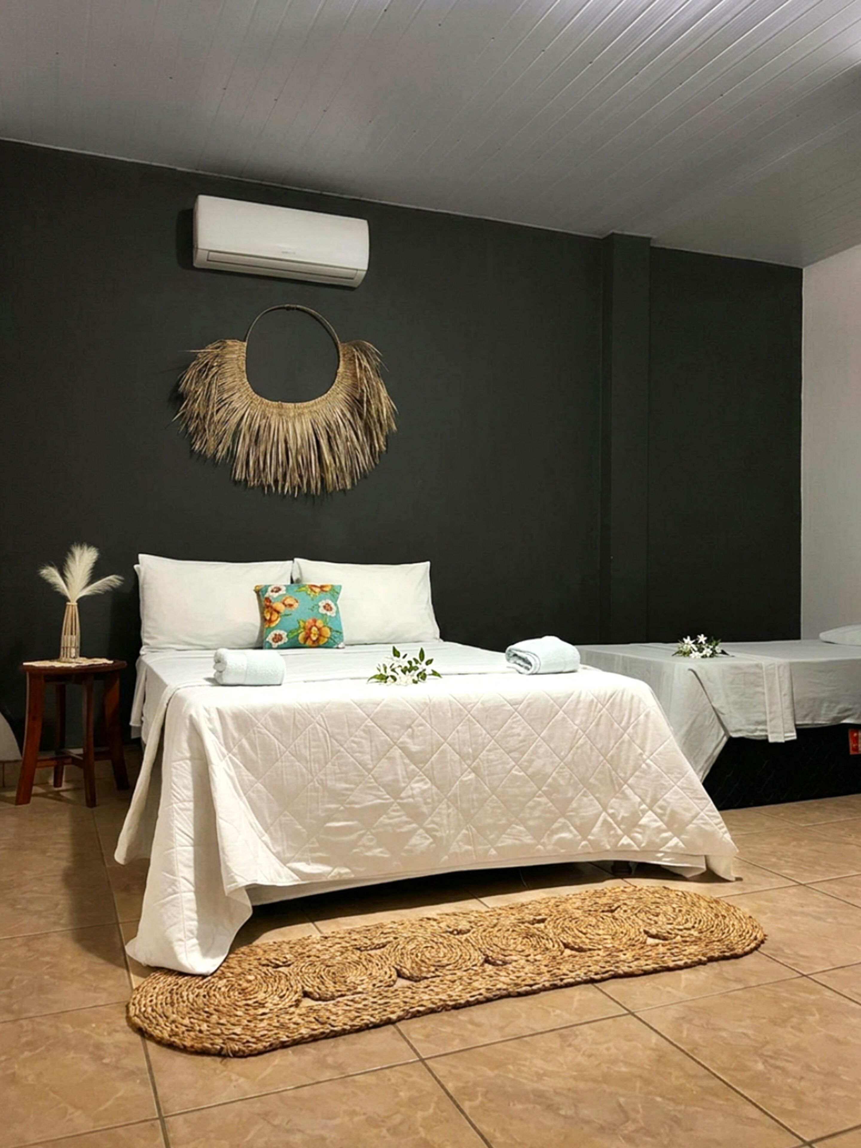 Habitación familiar (Sextuplo) | Minibar y ropa de cama