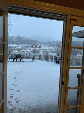 Interior - Prestige Mountain View with a relaxing Waterfront at Arkansas River. (Howard)