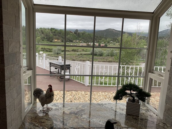 Interior - Prestige Mountain View with a relaxing Waterfront at Arkansas River. (Howard)