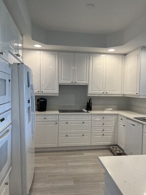 Kylskåp, mikrovågsugn, ugn och spishäll