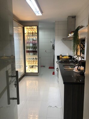 Geladeira, micro-ondas, fogão, cooktop