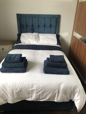 House, Multiple Beds | 3 bedrooms, iron/ironing board, free WiFi, bed sheets - Remarkable House in Newbridge (Newbridge)