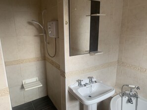 Maison, Plusieurs lits | Salle de bain | Baignoire et douche séparées, baignoire profonde, séchoir à cheveux