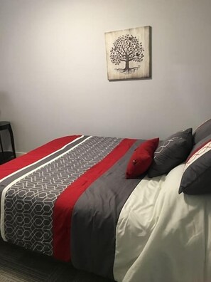 3 bedrooms, iron/ironing board, WiFi, bed sheets - Family Friendly Cardston Escape (main floor) (Cardston)