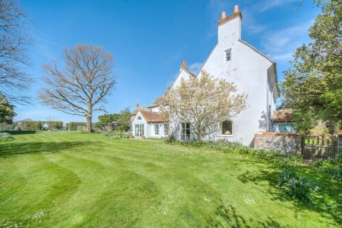 Sweet Small Barn With Tennis Court, Near Goodwood