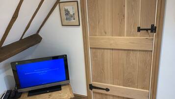 House, 1 Queen Bed | Living area | 25-inch TV with cable channels