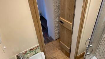 House, 1 Queen Bed | Bathroom | Shower, towels