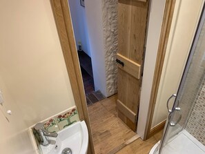 Hus, 1 queensize-seng | Bad | Dusj og håndklær