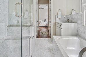Combined shower/bathtub, hair dryer, towels, soap - Explore Magazine Street from a Chic, Tranquil Home (New Orleans)