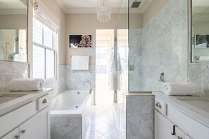 Bañera con ducha, secador de pelo, toallas, jabón