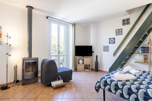 1 bedroom, desk, iron/ironing board, WiFi