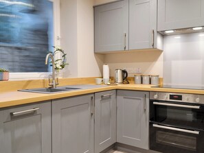 Dishwasher, highchair, cookware/dishes/utensils, freezer - 4 bedroom accommodation in Ambleside (Ambleside)