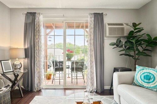 2BR Apt.  Sunny & Open with Balcony, car port, pool, bikes