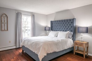 2 bedrooms, iron/ironing board, free WiFi, bed sheets - 2BR Apt. Sunny & Open with Balcony, car port, pool, bikes (Portsmouth)