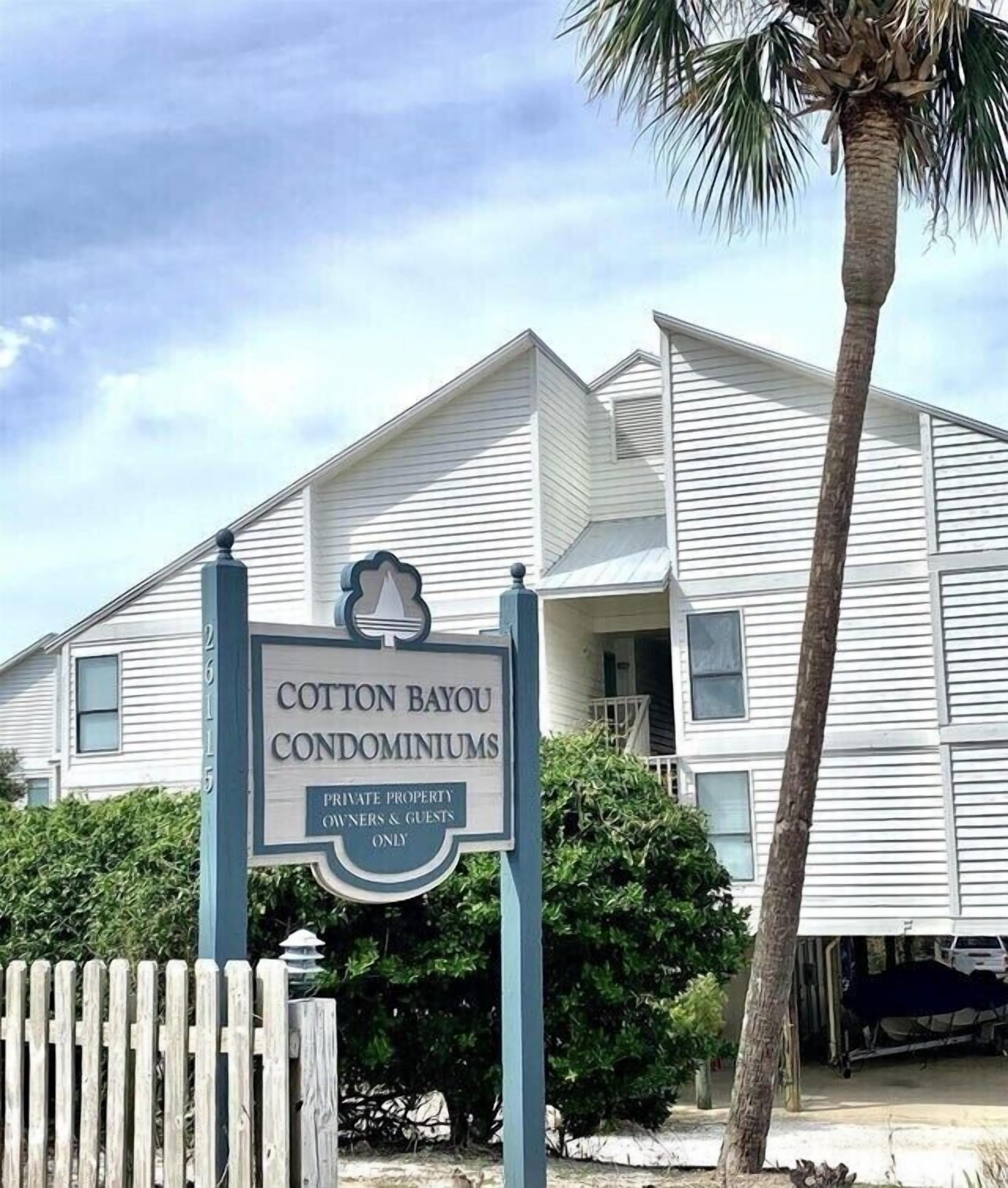 Señal de Cotton Bayou Condominiums que indica propiedad privada para propietarios e invitados solamente.