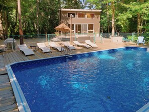 Una piscina al aire libre, una piscina climatizada