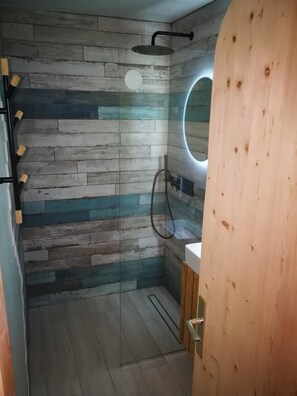 淋浴設備、番梘、廁紙