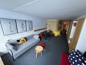 Living area - Modernly designed Apartment , Heart of the station, Ski on door, south terrace (Bourg-Saint-Maurice)