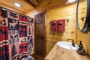 Combined shower/tub, hair dryer, towels - Rustic Retreat sleeps 14 (Mentone)