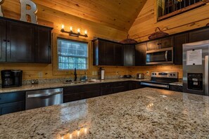 Fridge, microwave, oven, stovetop - Rustic Retreat sleeps 14 (Mentone)