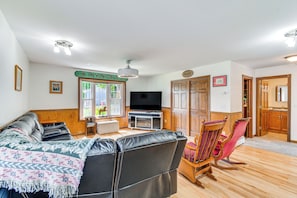 TV, fireplace, DVD player, books - Walk to Waterfalls & Dining: Finger Lakes Escape! (Montour Falls)