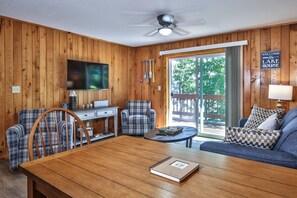 Een smart-tv en een tafeltennistafel