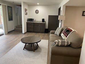 Een smart-tv en een tafeltennistafel