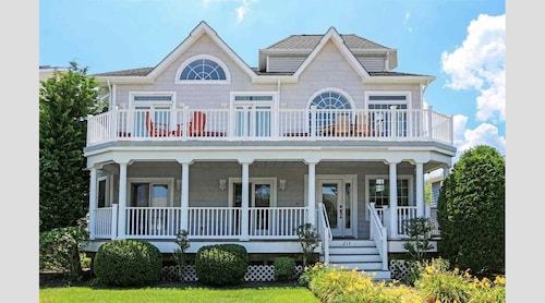 7 minute walk to beach, sleeps 12, great for families! 