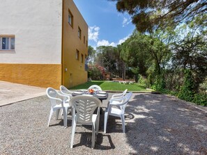 Outdoor dining - Beautiful private villa with WIFI, private pool, TV, balcony, pets allowed and panoramic view (Calonge)