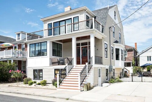 Just redone, 1 1/2 block from Ventnor beach