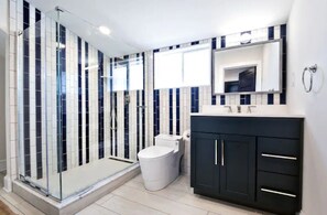 Badewanne, Haartrockner, Handtücher, Toilettenpapier