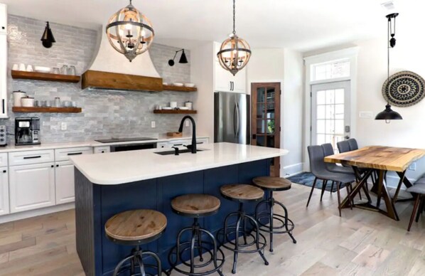 Geladeira, micro-ondas, fogão, cooktop