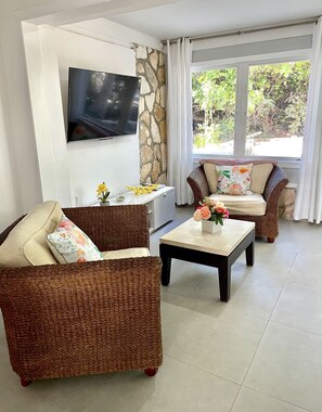 Smart TV, books - The Tree House By The Grace Bay Beach - 2b/1b,for 4(q+2twins),pool,AC,WiFi (The Bight Settlement)
