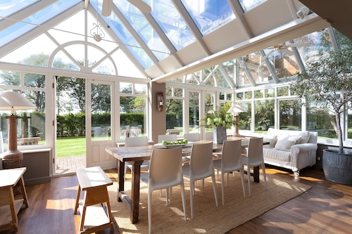 Dormestone House by Bloom Stays, sleeps 10 guests  in 4 bedrooms