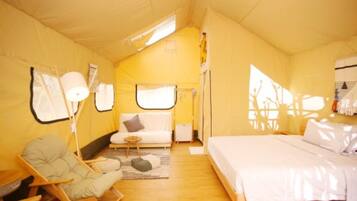 PuYue Double Room | Minibar, desk, blackout drapes, iron/ironing board