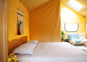 PuYue Double Room | Minibar, desk, blackout drapes, iron/ironing board