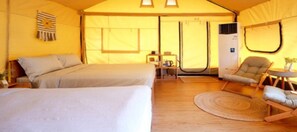 PuYue Twin Room | Minibar, desk, blackout drapes, iron/ironing board