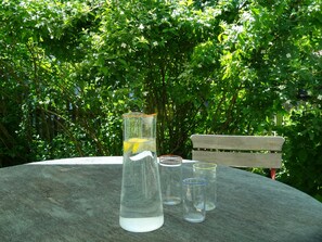 Outdoor dining - Holiday Apartment "Bei der Töpferei" with Balcony, Terrace, Garden & Wi-Fi (Pittenhart)